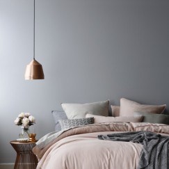 via-marinagiller.com-copper-pendant-lamp-dusky-pink-bedding-grey-walls-bedroom-red-onlne__thumbnail